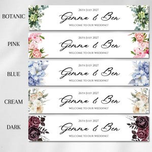 K&ouml;nnte beinhalten: Hochzeitsbanner mit floralen Designs und dem Text "Gemma & Ben" und "Willkommen zu unserer Hochzeit!" Jedes Banner hat ein anderes Farbschema: Gr&uuml;n, Rosa, Blau, Creme und Dunkelburgunder.