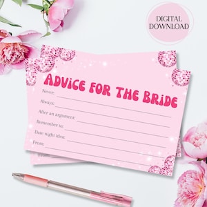 Peut inclure: Cartes d'advice roses imprimables pour la mariée avec un thème de boule disco. Les cartes portent le texte "Advice for the Bride" et des lignes pour que les invités puissent écrire leurs conseils.
