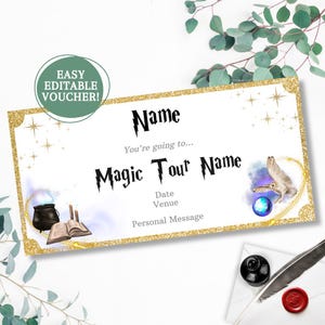 Op de afbeelding: Bewerkbare voucher met een gouden glitterrand en een magisch thema. Bovenaan staat "Naam" en daaronder "Je gaat naar... Magische Tour Naam" in een gestileerd lettertype. Er is een ketel, boeken en een uil met een blauwe bol te zien.