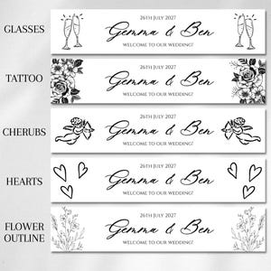 K&ouml;nnte beinhalten: Eine Reihe wei&szlig;er Banner mit schwarzem Text und Illustrationen. Jedes Banner tr&auml;gt die Aufschrift "Gemma & Ben" und "Willkommen zu unserer Hochzeit!" mit dem Datum "26. Juli 2027". Illustrationen umfassen Sektgl&auml;ser, Blumen, Cherubinen, Herzen und Blumenkonturen.