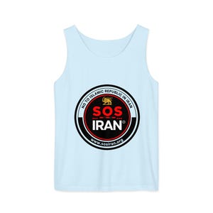 Op de afbeelding: Lichtblauwe tanktop met een cirkelvormige afbeelding. De afbeelding toont de tekst "SOS IRAN" in rood en wit, omgeven door een zwart-witte rand. De tekst "NO TO ISLAMIC REPUBLIC IN IRAN" staat in een cirkelvormig patroon. De website sosiran.org staat onderaan.