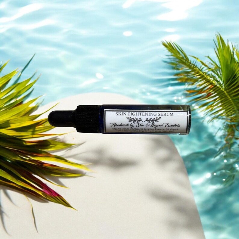 Pu&ograve; includere: Un piccolo flacone di vetro blu con un contagocce e un'etichetta bianca che recita "Siero rassodante per la pelle Fatto a mano da Skin & Beyond Essentials Olio di macadamia biologico, t&egrave; verde e oli essenziali 1 oz"