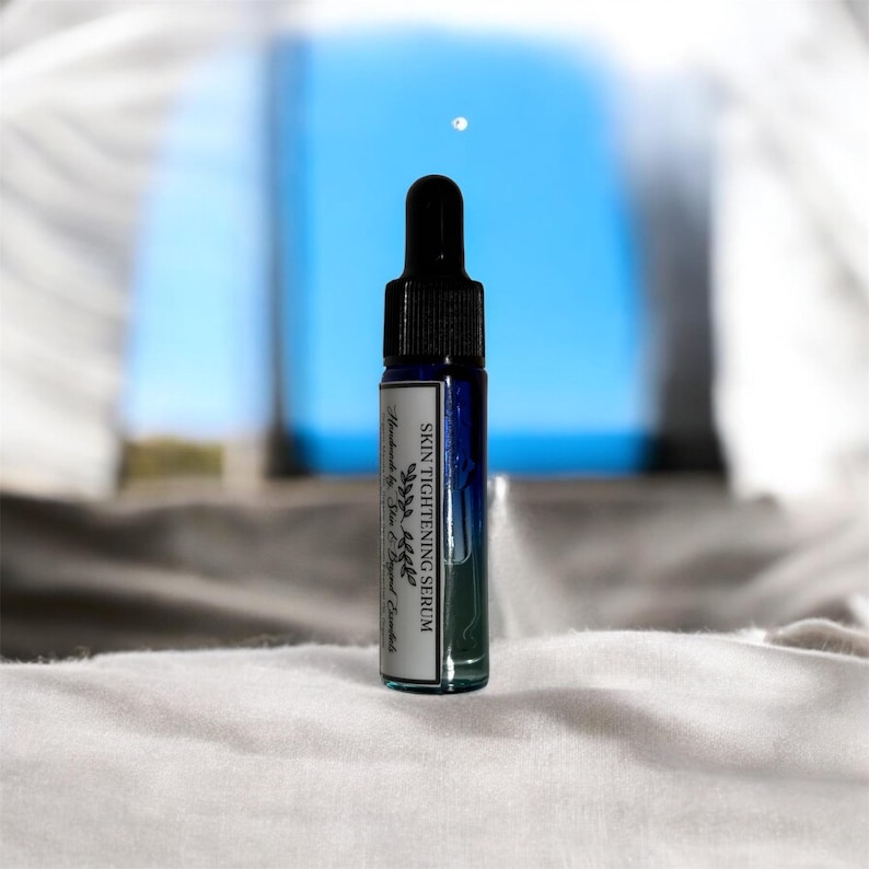 Pu&ograve; includere: Un piccolo flacone di vetro blu con un contagocce nero. Il flacone &egrave; etichettato "Siero rassodante per la pelle" con un disegno a foglia. Fatto a mano da Sea & Beyond Cosmetics.