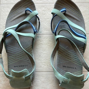 Pre owned Merrell women’s size 10 strappy toe loop turquoise blue sandals