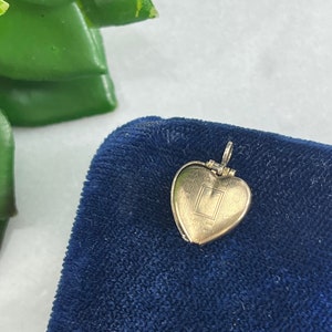 Bijoux chérie Petit médaillon coeur en or miniature, recto gravé, remplissage d'or 12 carats image 1