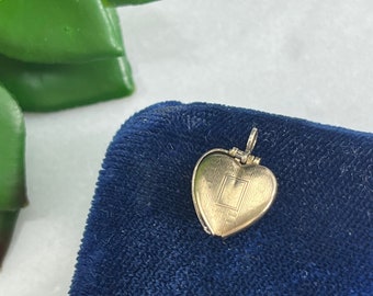 Sweetheart Jewelry - Medallón de corazón de oro diminuto en miniatura, frente grabado, relleno de oro de 12 k