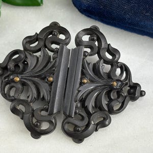 Broche de luto vitoriano antigo - Fivela com acabamento em guta-percha