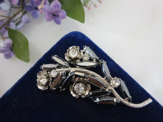 Broche Vintage Fantaisie - Motif Floral Métal Argenté Avec Strass Multicolores - Occasion