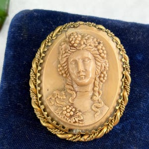 Broche antigo de camafeu em vidro – Mulher em alto relevo com uvas – NO ESTADO EM QUE SE ENCONTRA