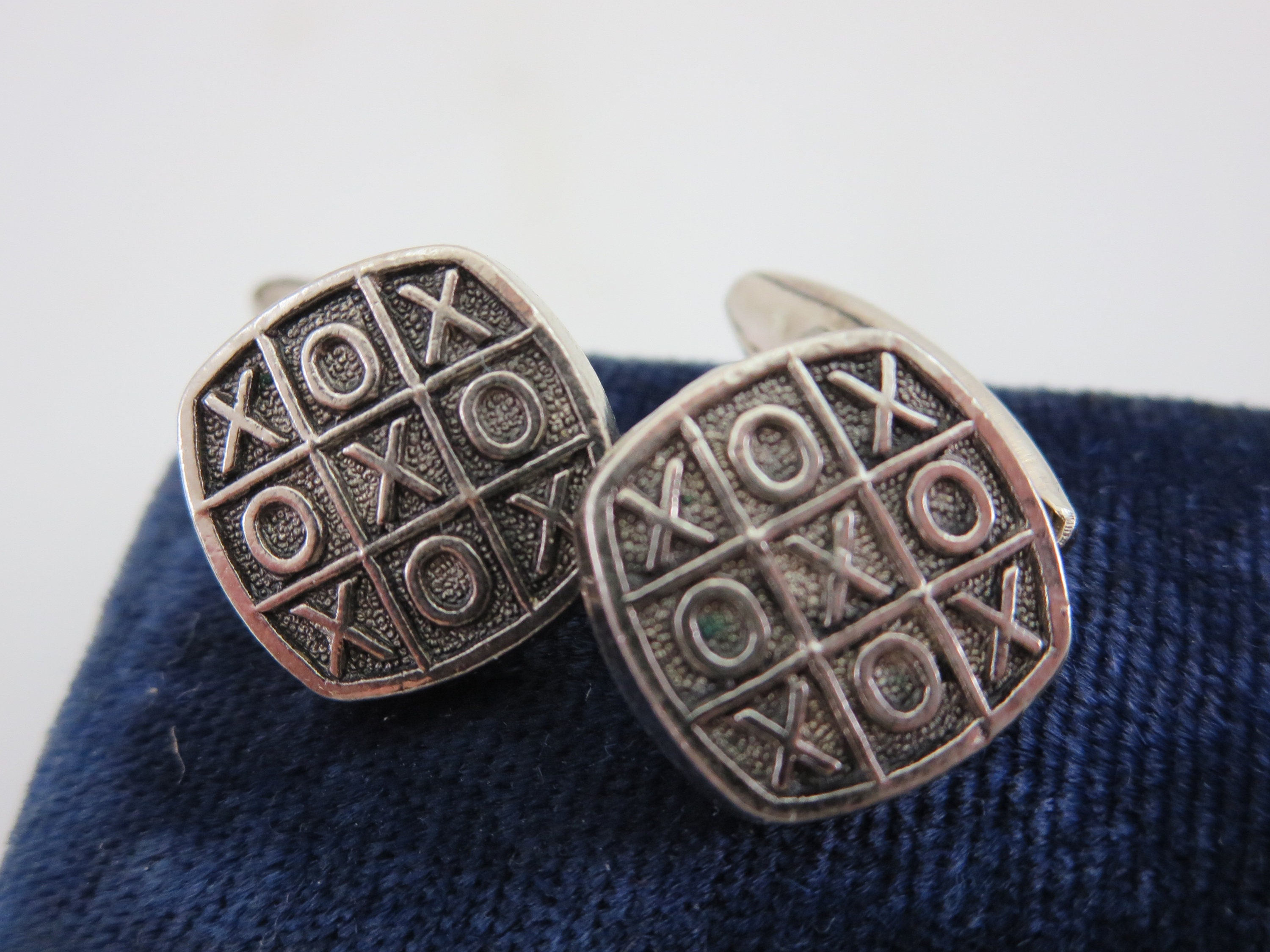 チックタックトーカフスボタン - シルバーメンズカフスボタン XOXO