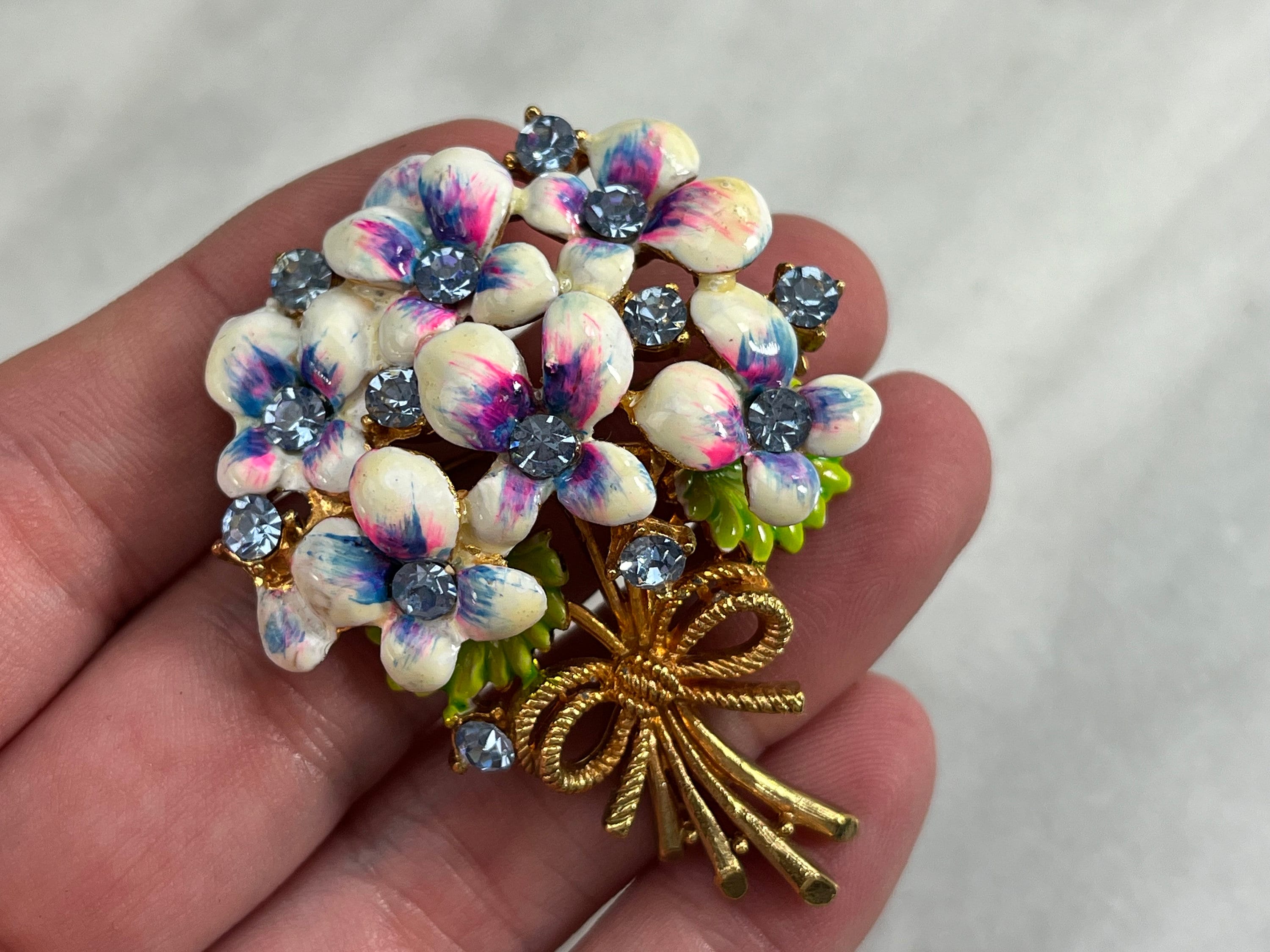 Spilla Orologio In Oro Giallo E Smalto Verde (Anni Sessanta) - Asta Asta Di Gioielli Antichi, Moderni E Di Design - Gioielli Da Una Collezione Emiliana (lotti 49-72) - Curio - Casa D'aste In Firenze