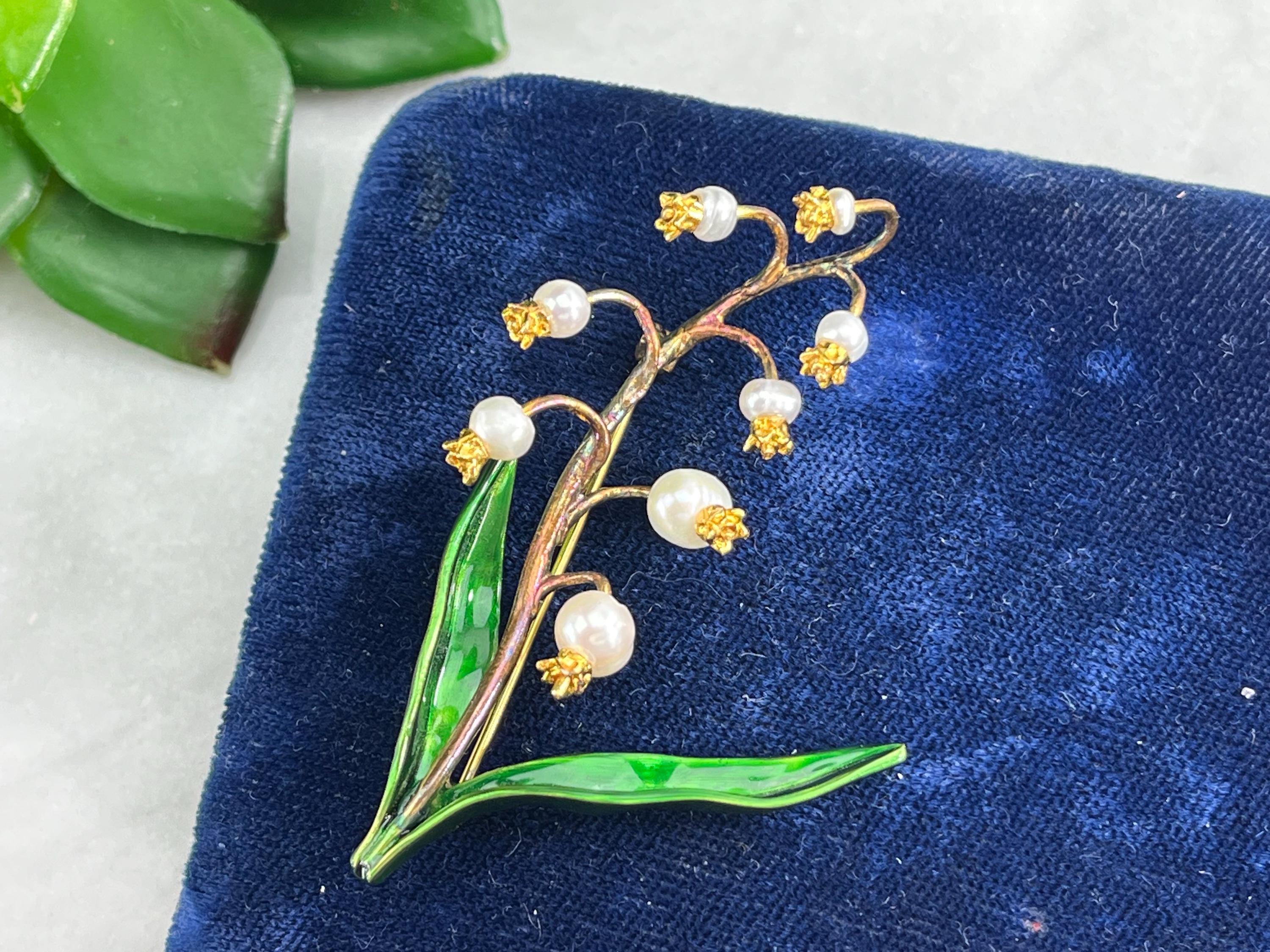 Vintage Lily Brooch - Etsy