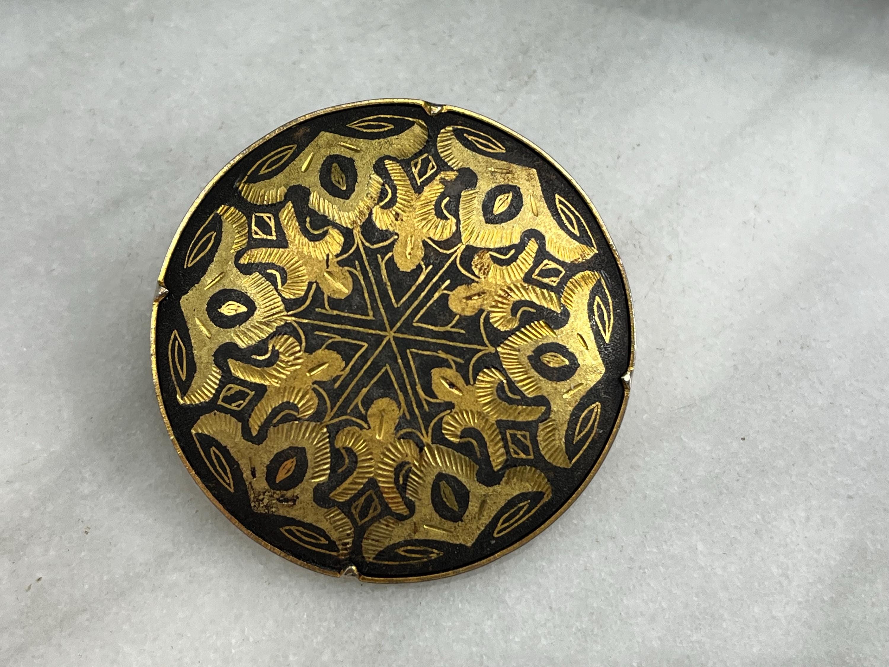 Broche Vintage En Métal Damasquiné Or De Tolède - Ornée D'une Pierre Violette, Occasion