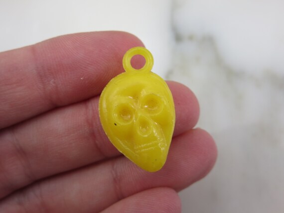 Skull Cracker Jack Charm - Yellow Plastic Cellulo… - image 4