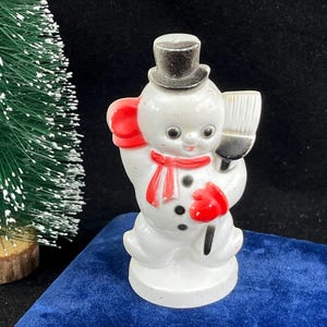 硬質プラスチック製の幸せな雪だるまの置物 - Rosbro、ヴィンテージホリデーデコレーション