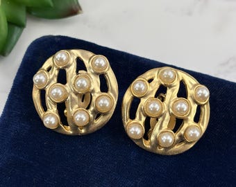 Pendientes de clip grandes redondos de perlas de imitación en tono dorado mate - Estilo vintage