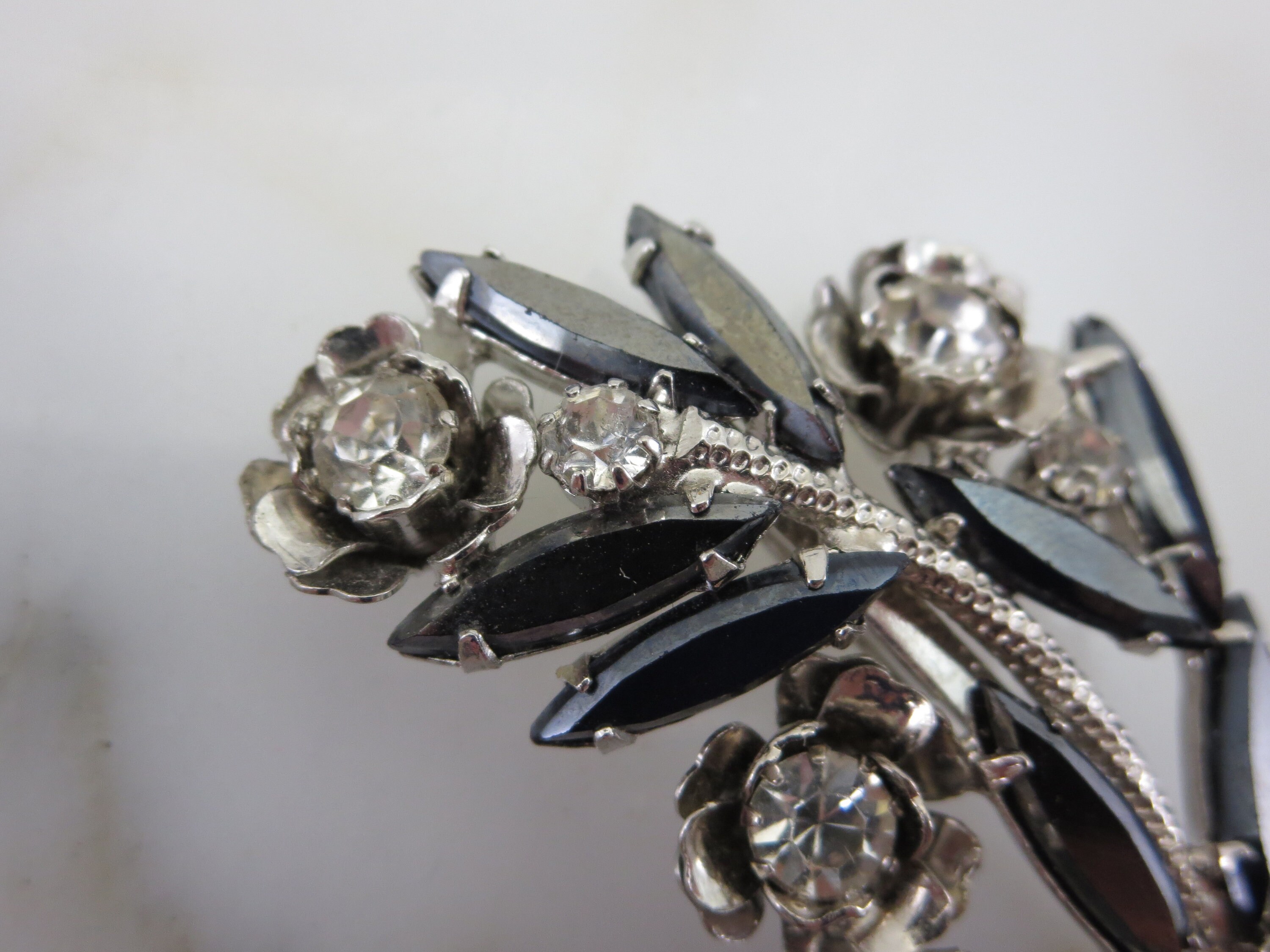 Broche Fantaisie Vintage Argentée à Motifs Floraux Avec Strass – Occasion – Style Romantique