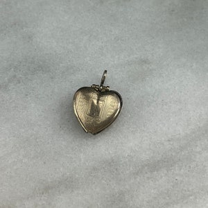 Bijoux chérie Petit médaillon coeur en or miniature, recto gravé, remplissage d'or 12 carats image 4