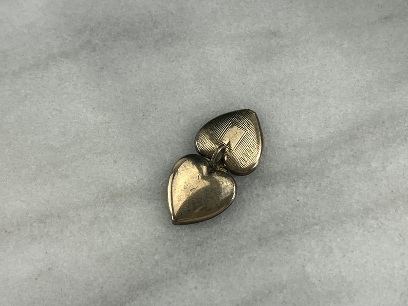 Bijoux chérie Petit médaillon coeur en or miniature, recto gravé, remplissage d'or 12 carats image 2