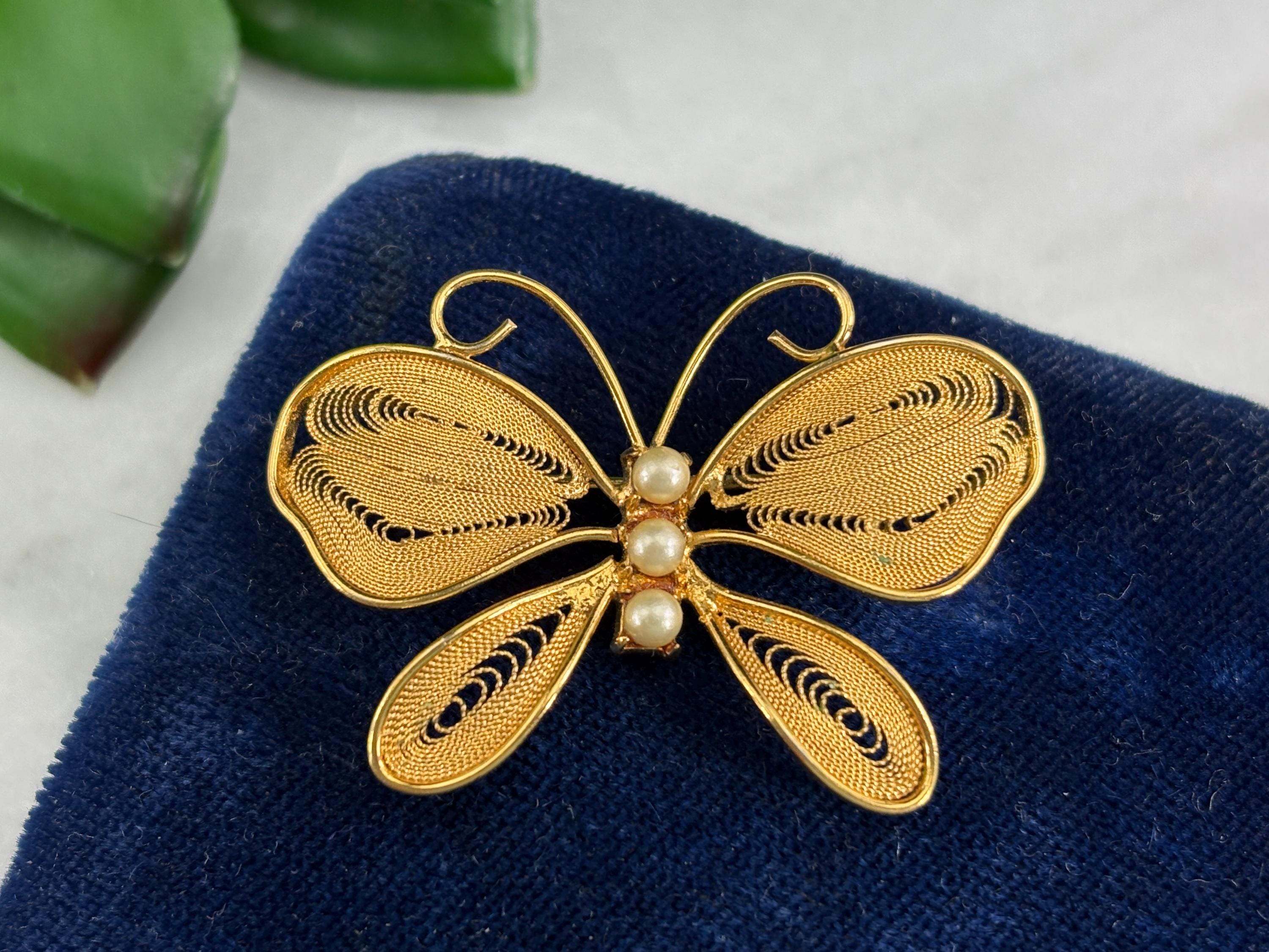 Vintage Napier Gold Filigree Butterfly Brooch – Faux Pearl  display picture 1