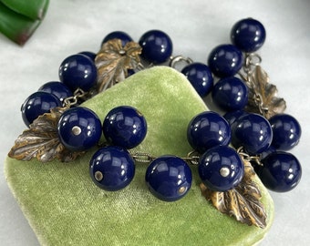 Bracelet en perles de verre bleu avec feuilles en métal estampées - Style Early Haskell