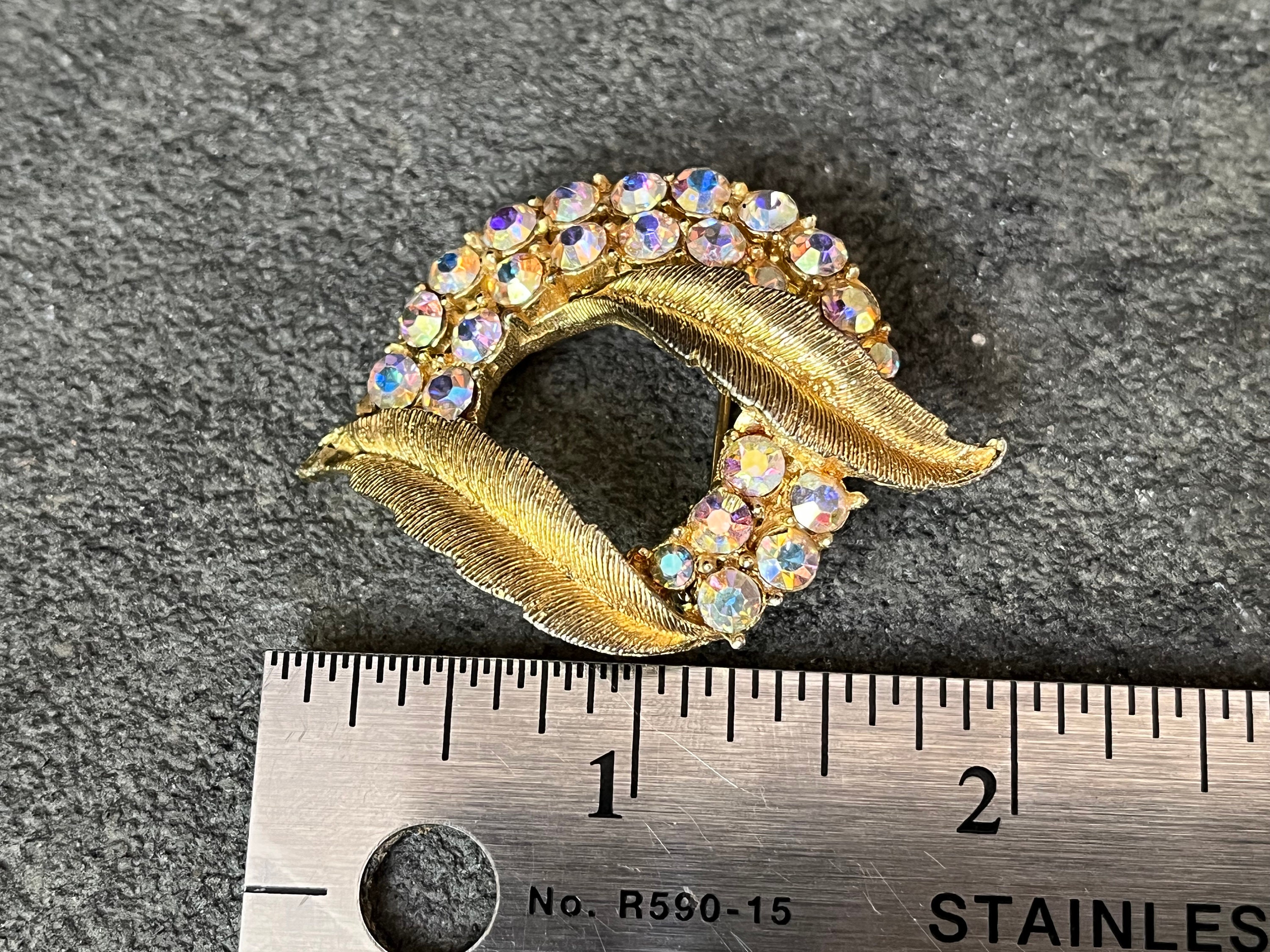 Broche Ancienne Argentée Vieillie Feuille Et Grappe De Fruits Avec Strass Blanc AB - Années 60/70, Occasion