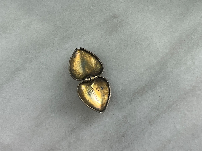 Bijoux chérie Petit médaillon coeur en or miniature, recto gravé, remplissage d'or 12 carats image 6