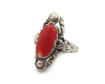 Anillo vintage de plata y coral: talla 9.5 (EE. UU.), hallazgo en Budapest.