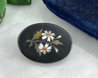 Broche Pietra Dura - Piedra de mosaico en plata, joyería de luto Flores de magnolia blanca