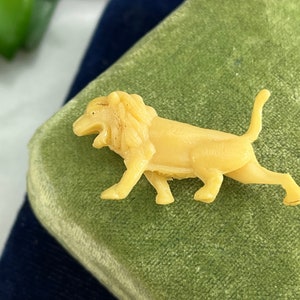 Vintage Lion Cracker Jack Charm - Vintage Plastic Celluloid Pendant, Zoo Animal
