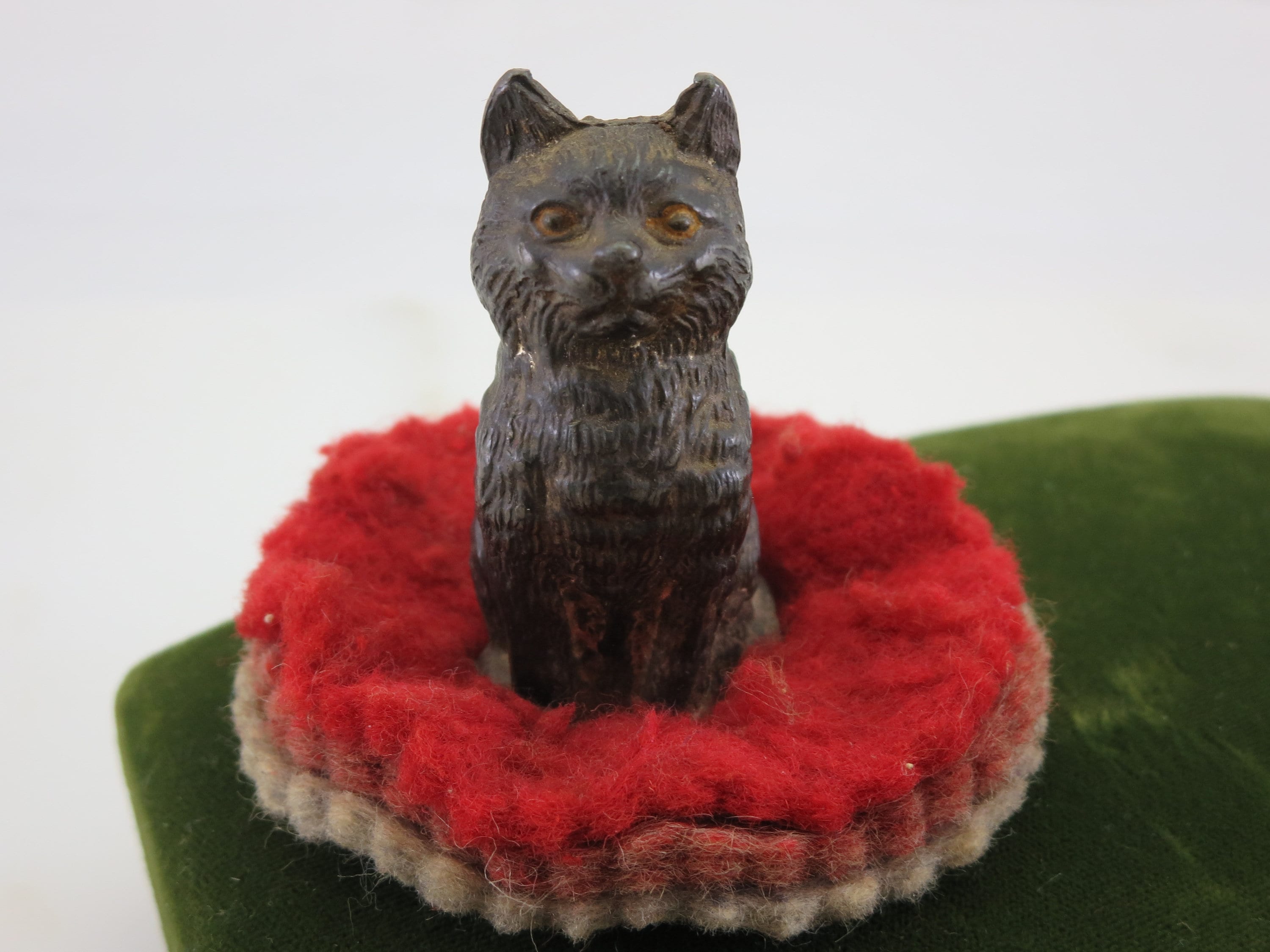 アンティークビクトリア朝の猫用ペンワイプ - 鋳物とフェルトの置物