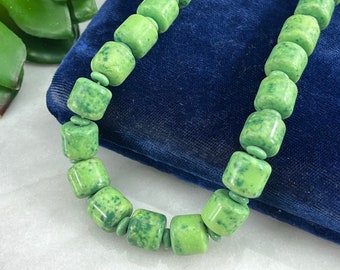 Grüne Tschechische Glasperlenkette - Gesprenkelte Tonnenperlen
