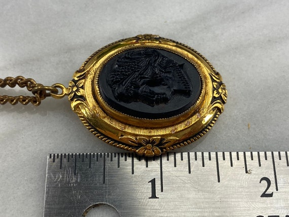 Black Cameo Locket - Faux Taille d'Epargne Coro C… - image 4