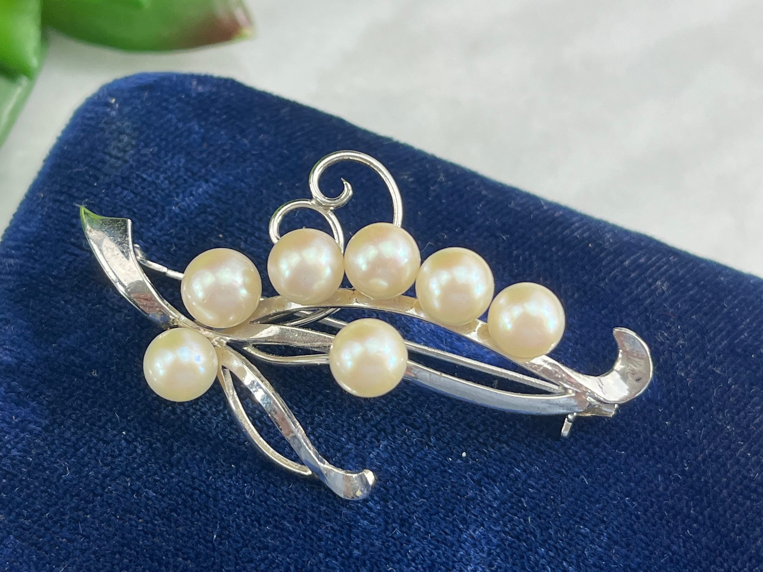 Genuine pearl brooch deals