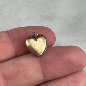 Bijoux chérie Petit médaillon coeur en or miniature, recto gravé, remplissage d'or 12 carats image 3