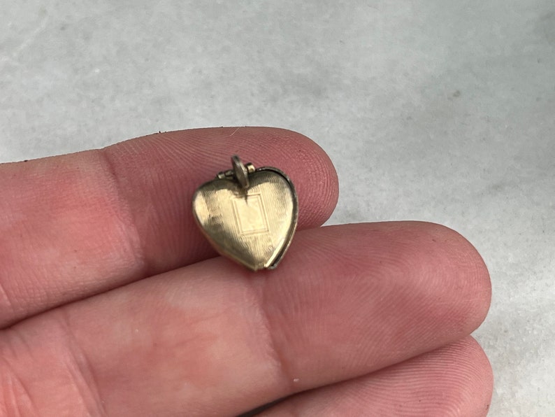 Bijoux chérie Petit médaillon coeur en or miniature, recto gravé, remplissage d'or 12 carats image 3