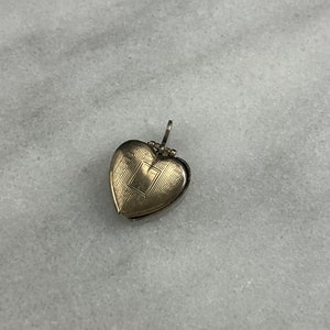 Bijoux chérie Petit médaillon coeur en or miniature, recto gravé, remplissage d'or 12 carats image 7