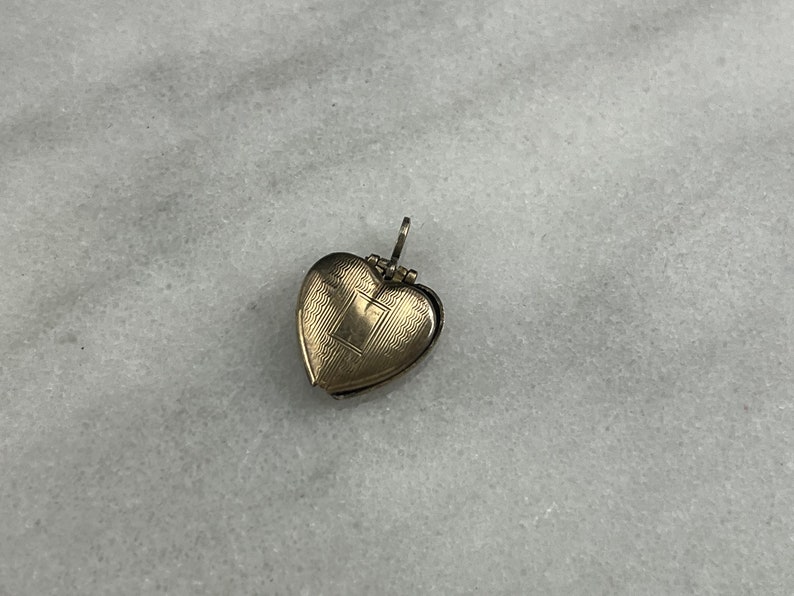 Bijoux chérie Petit médaillon coeur en or miniature, recto gravé, remplissage d'or 12 carats image 7