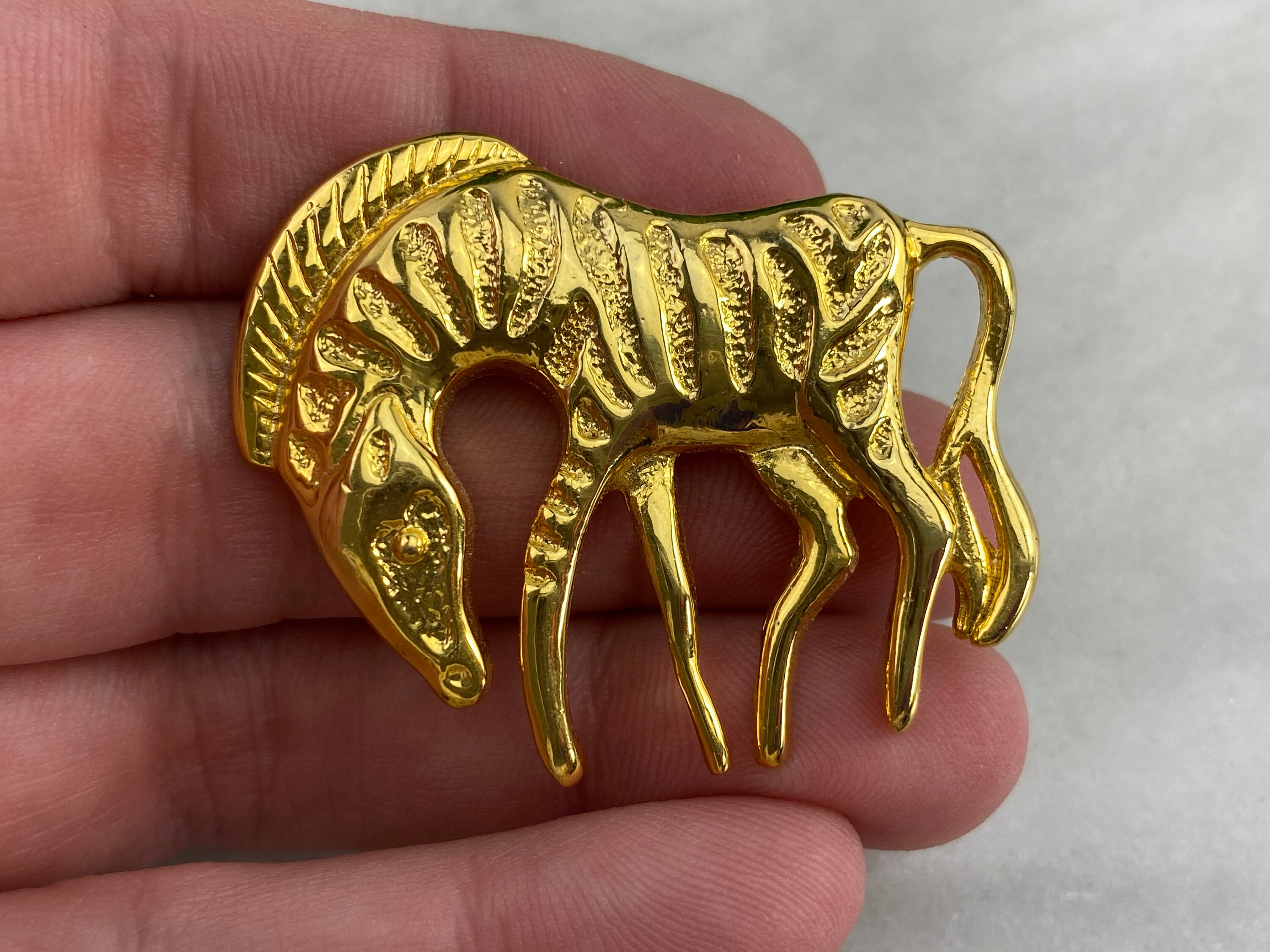 Broche Vintage Zèbre Ajouré Doré - Longueur 5,6 Cm, Occasion, Fabrication Française