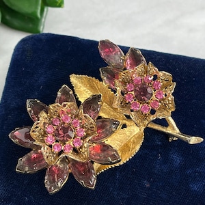 Vintage strass bloem- en bladbroche - paarse en roze strass-kostuumsieraden reversspeld