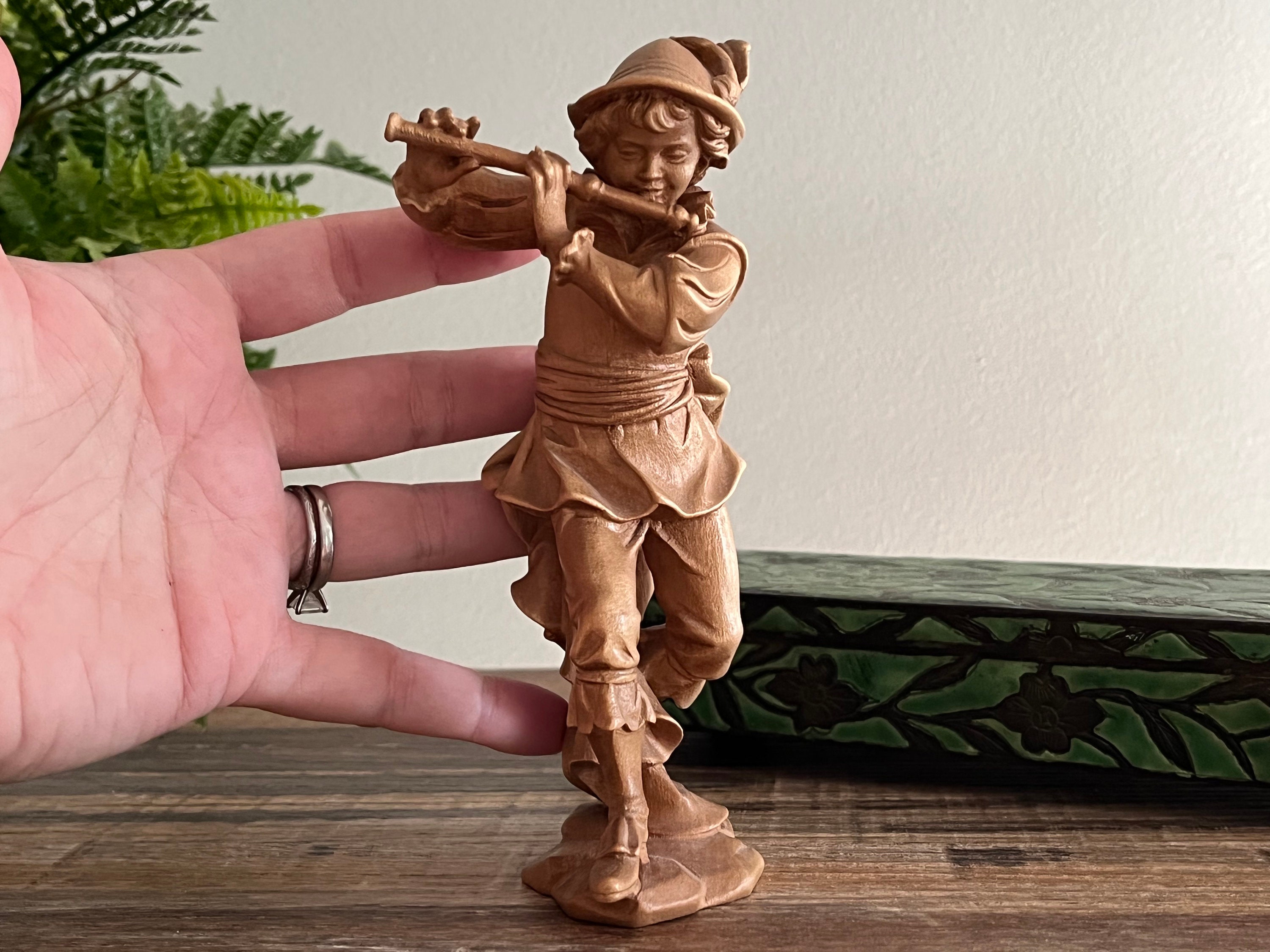 木彫りの置物 - フルートを演奏する少年、イタリアの彫刻芸術 - Etsy 日本