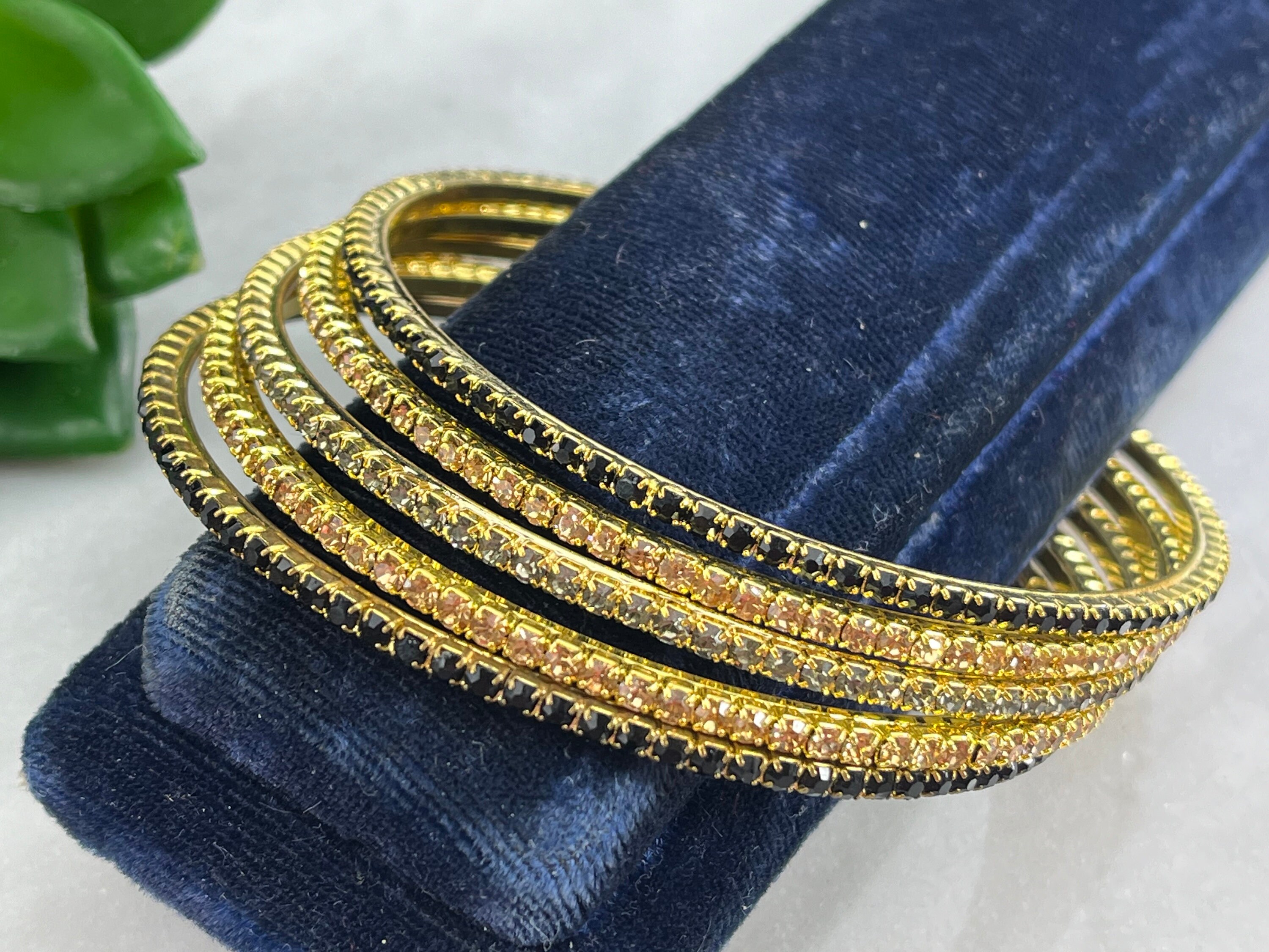 Lot De 5 Bracelets Jonc Vintage En Résine Avec Strass Multicolores - Occasion Avec Défauts