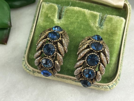Boucles d'oreilles fantaisie vintage en or jaune avec corail sculpté en peau d'ange - En vente sur France