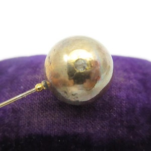 Pin victoriano con bola de diamantes de imitación rellenos de oro