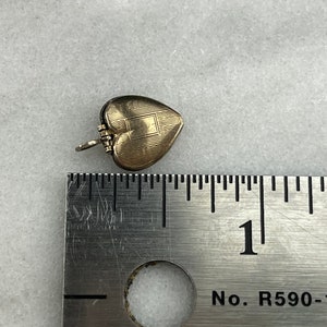 Bijoux chérie Petit médaillon coeur en or miniature, recto gravé, remplissage d'or 12 carats image 5