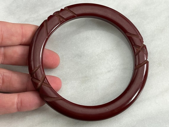 Carved Bakelite Bangle Bracelet - Dark Brick Red,… - image 3