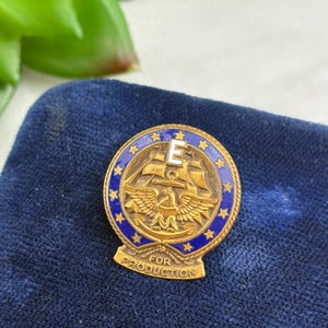 WWII US Navy “E for Production” Award Pin – Enamel & Brass Patriotic Badge