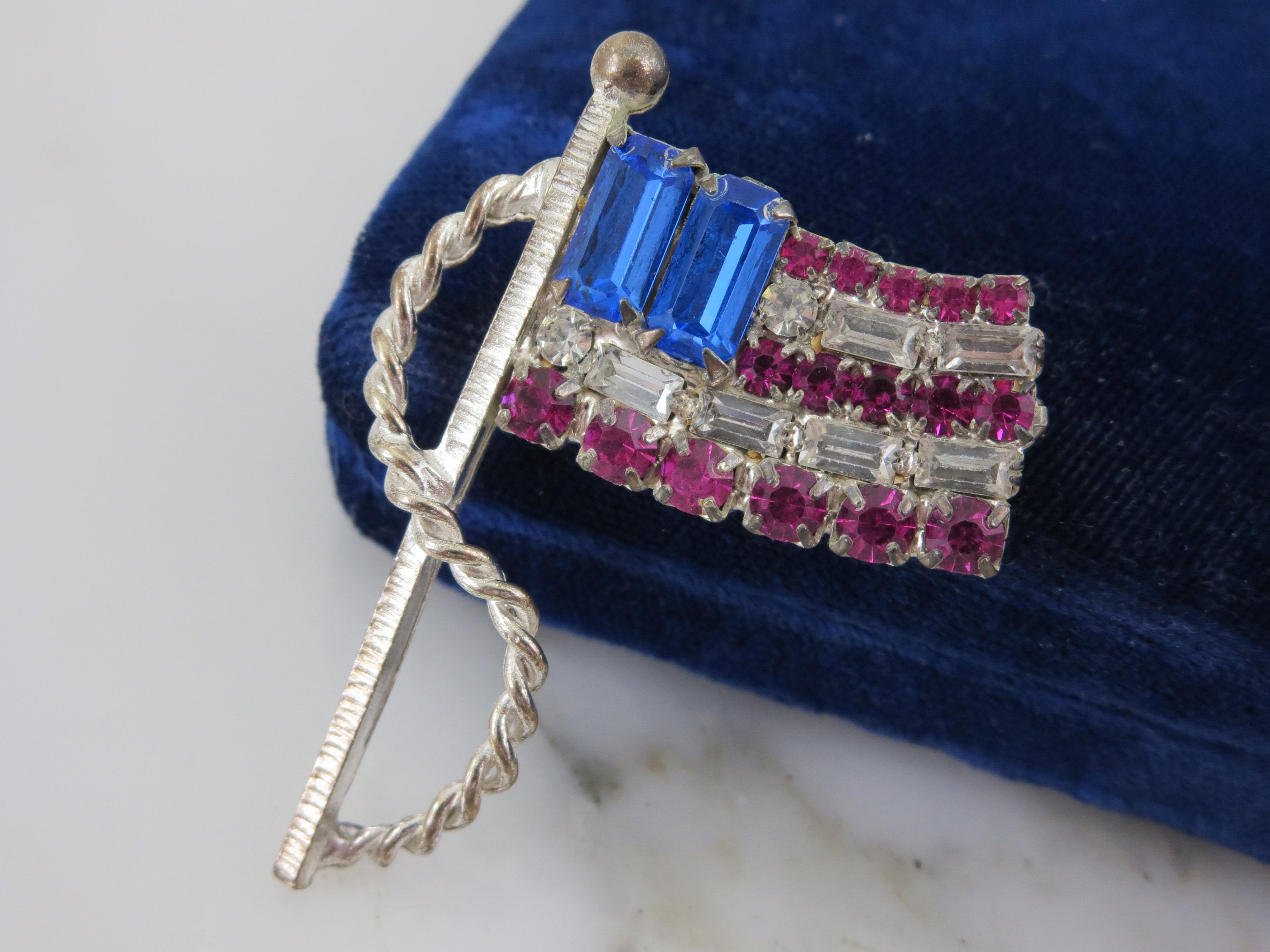 Spilla Donna Con Fiocco E Bandiera USA – Strass, Placcata Oro, Smalto Rosso, Bianco E Blu – Accessorio Patriottico Per 4 Luglio, Elezioni, Festa Dell'Indipendenza