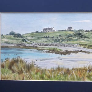 Può includere: Acquerello di una scena costiera con una casa bianca su una collina erbosa che domina una baia turchese. In primo piano, erbe alte e una spiaggia sabbiosa.