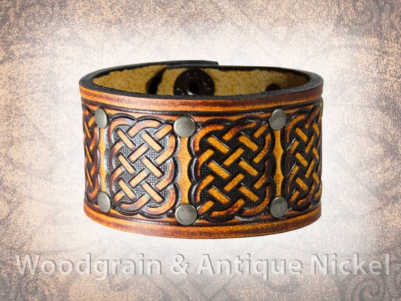 Brazalete vikingo o celta de cuero marrón y negro con remaches